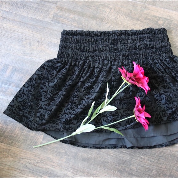 Black textured skirt by Kimchi Blue - Picture 2 of 5